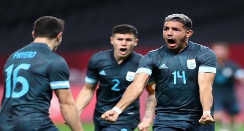 لاعب الأرجنتين الأولمبي: مصر تلعب جيدا بشكل جماعي.. هم أقوياء دفاعيا